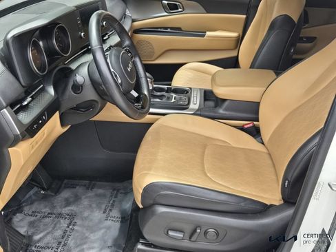 Certified 2023 Kia Carnival LX FWD image 9