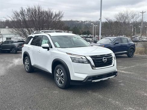 New 2025 Nissan Pathfinder SL image 2