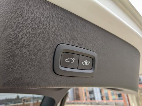 Certified 2025 Volvo XC40 B5 Ultra w/ Climate Package image 29