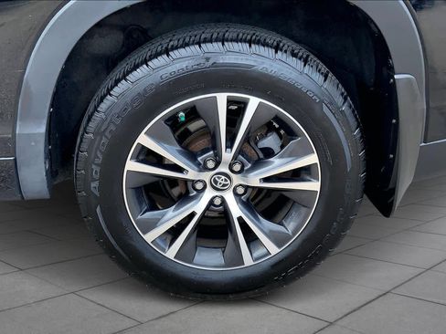 Used 2018 Toyota Highlander LE AWD/4WD image 11