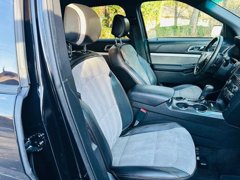 Used 2017 Ford Explorer XLT w/ Equipment Group 202A image 14