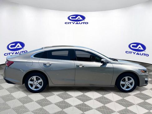 Used 2022 Chevrolet Malibu LT FWD image 2