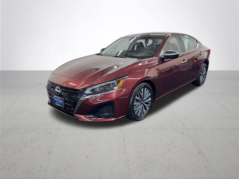 Used 2024 Nissan Altima 2.5 SV FWD image 2