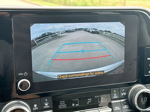 Used 2023 Toyota Highlander XLE FWD image 17