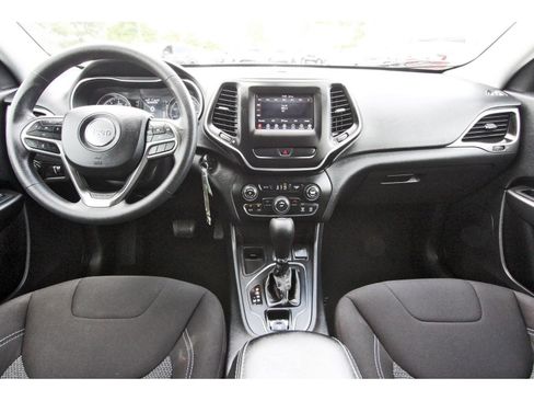 Used 2020 Jeep Cherokee Latitude w/ Mopar Interior Package FWD image 12