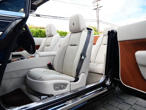 Used 2017 Rolls-Royce Dawn RWD image 27