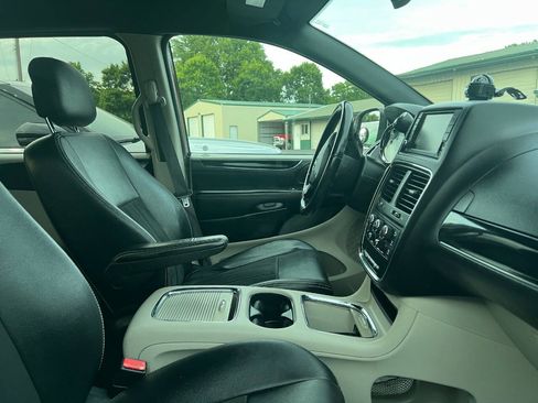 Used 2019 Dodge Grand Caravan SXT FWD image 9