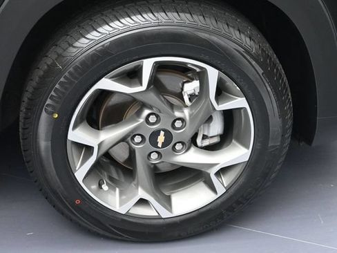Used 2025 Chevrolet Trax LT w/ LT Convenience Package FWD image 6