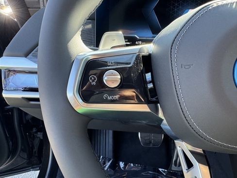 New 2025 BMW 750e xDrive w/ Premium Package image 18