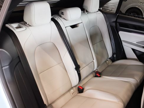 Used 2025 Porsche Macan Electric image 6