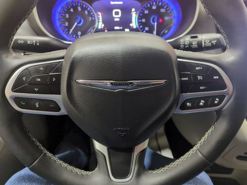 Used 2023 Chrysler Pacifica Touring-L FWD image 24