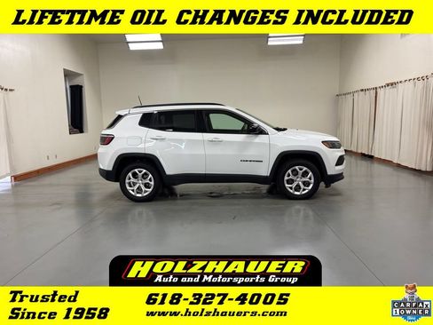 Used 2024 Jeep Compass Latitude AWD/4WD image 1