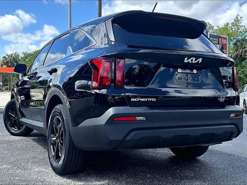 Used 2023 Kia Sorento LX image 4