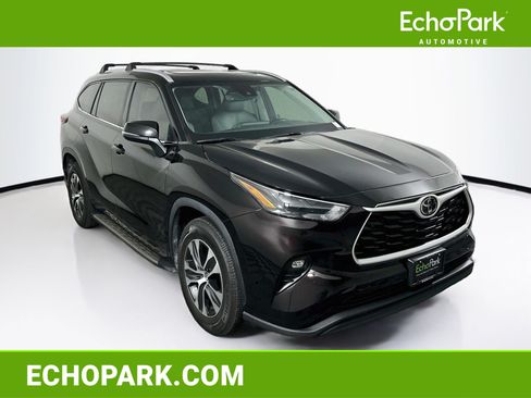 Used 2022 Toyota Highlander XLE FWD image 1