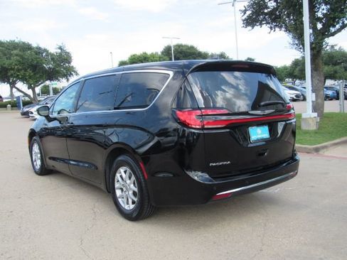 Used 2024 Chrysler Pacifica Touring-L image 12
