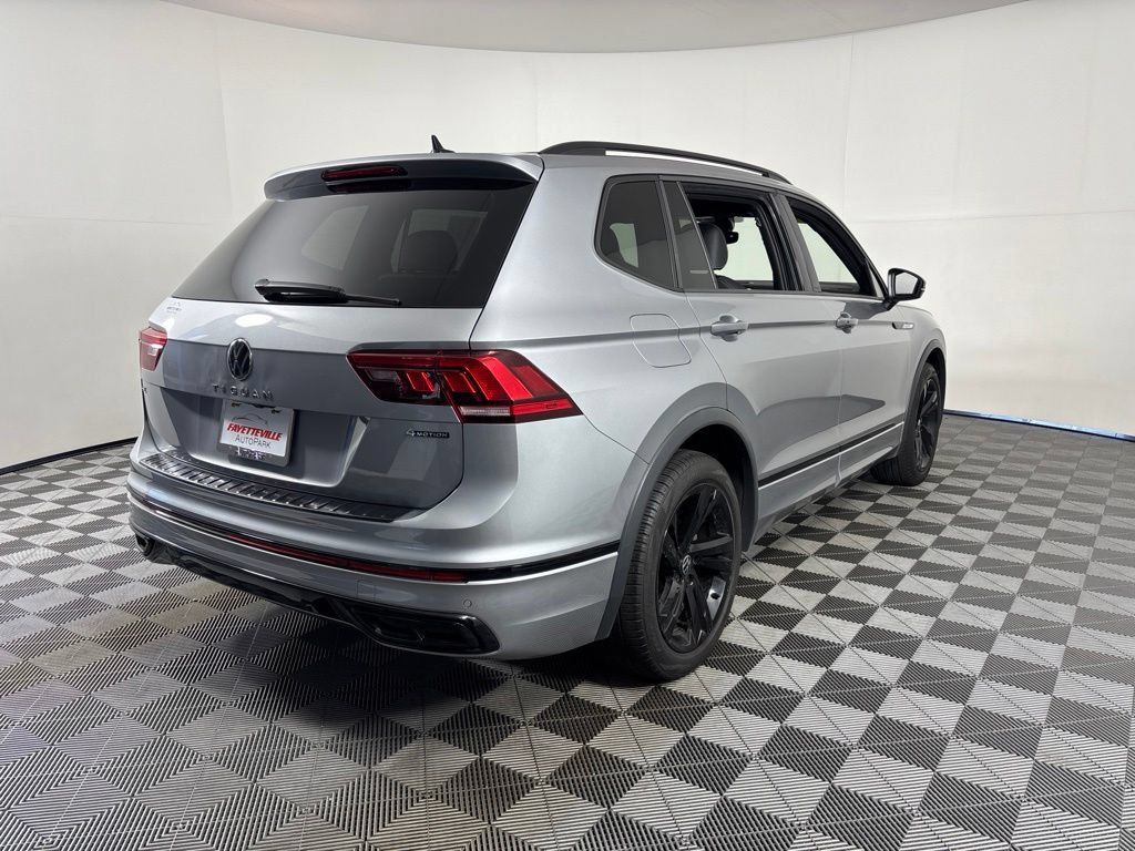 Used 2023 Volkswagen Tiguan SE R-Line AWD/4WD image 16