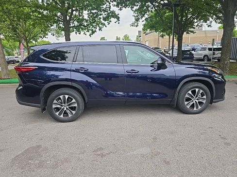 Used 2022 Toyota Highlander XLE AWD/4WD image 9