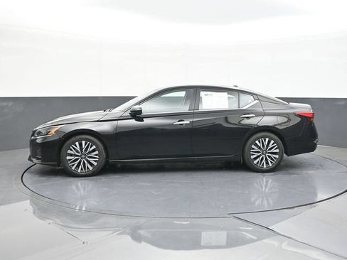 Used 2025 Nissan Altima 2.5 SV FWD image 8