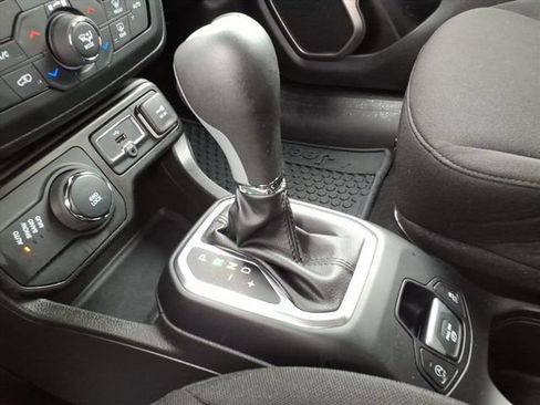 Used 2023 Jeep Renegade Latitude AWD/4WD image 24