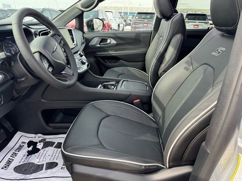 New 2026 Chrysler Pacifica Limited w/ S Appearance Package image 10
