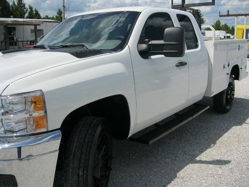 Used 2013 Chevrolet Silverado 3500 W/T AWD/4WD image 2