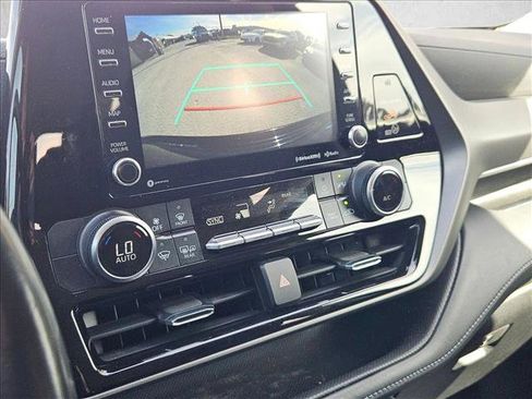 Used 2021 Toyota Highlander LE image 11