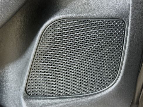 Used 2025 Chrysler Pacifica Select image 21