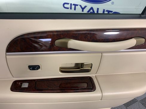 Used 2009 Lincoln Town Car Signature L image 33