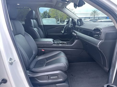 Used 2025 Honda Pilot Touring image 17