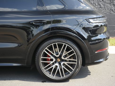 Used 2025 Porsche Cayenne GTS AWD/4WD image 38
