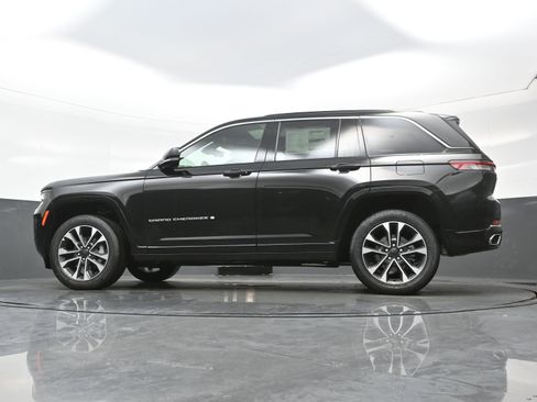 New 2025 Jeep Grand Cherokee Overland w/ Luxury Tech Group IV image 12