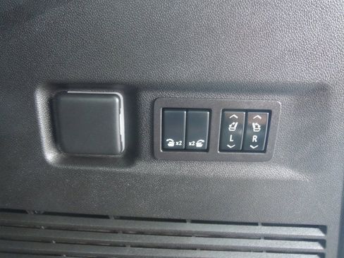 Used 2025 Chevrolet Suburban High Country AWD/4WD image 35