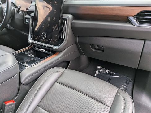 Used 2025 GMC Yukon XL Denali AWD/4WD image 32