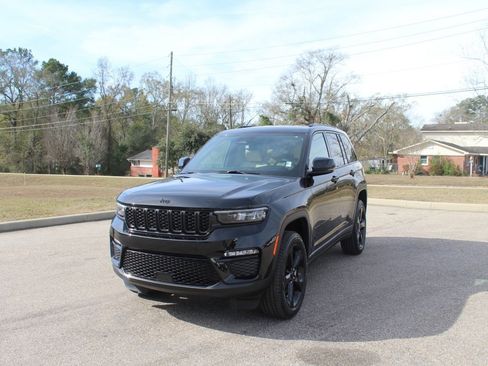 Used 2024 Jeep Grand Cherokee Limited w/ Black Appearance Package image 8
