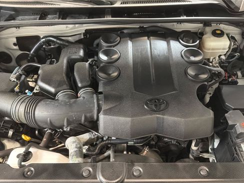 Used 2017 Toyota 4Runner SR5 AWD/4WD image 9