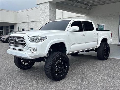 Used 2018 Toyota Tacoma SR5 RWD image 23