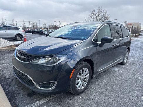 Used 2019 Chrysler Pacifica Touring-L w/ Advanced Safetytec Group image 2
