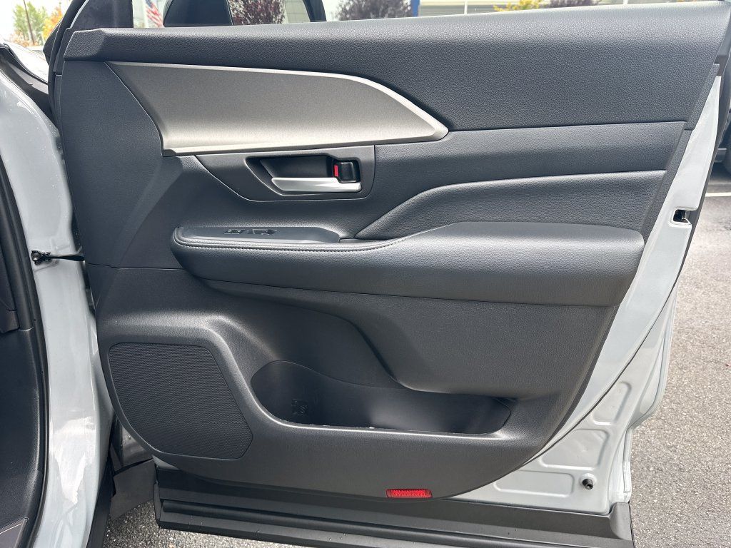 Certified 2025 Toyota Grand Highlander AWD Hybrid image 18