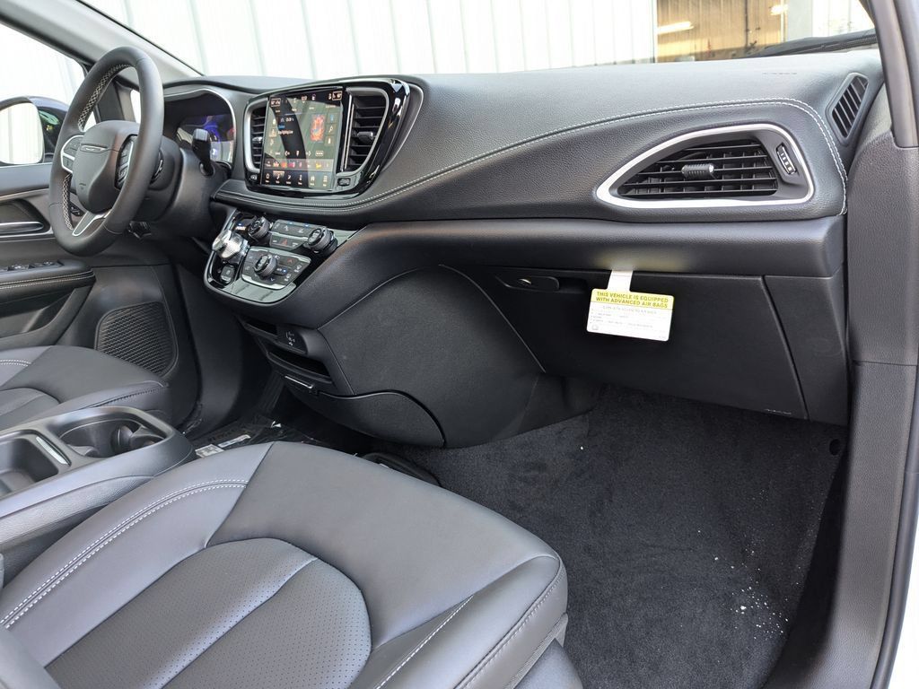 New 2027 Chrysler Pacifica Select AWD/4WD image 21