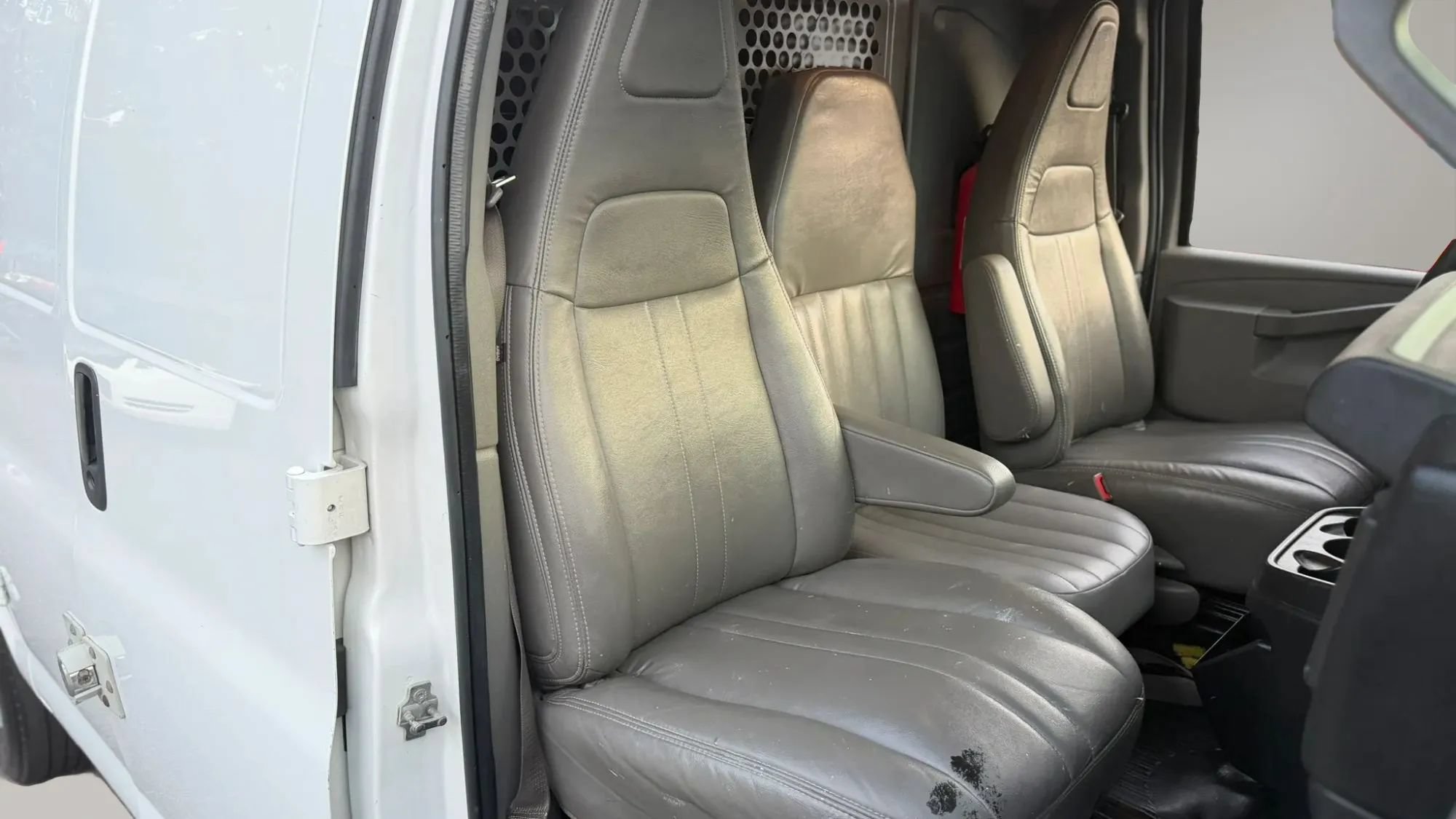 Used 2016 Chevrolet Express 2500 RWD image 14