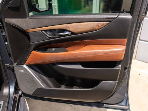 Used 2019 Cadillac Escalade Luxury AWD/4WD image 42