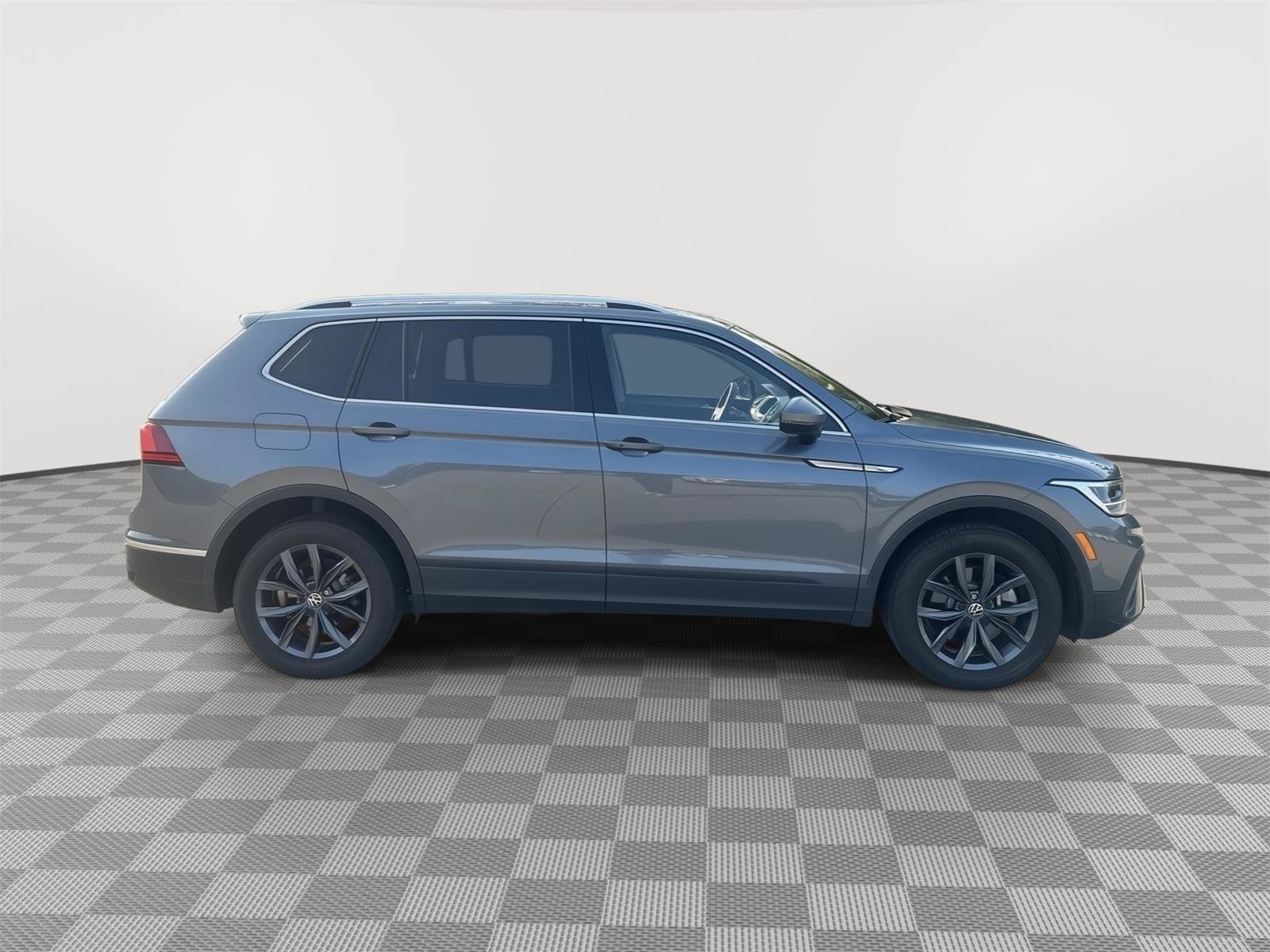 Used 2023 Volkswagen Tiguan SE AWD/4WD image 12