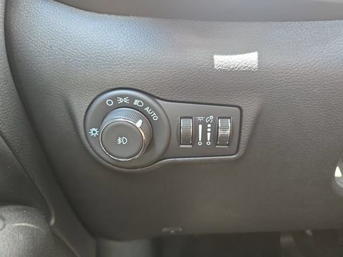 Certified 2025 Jeep Compass Latitude w/ Sun & Sound Group AWD/4WD image 23