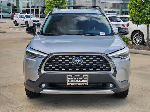 Used 2025 Toyota Corolla Cross XLE w/ Convenience Package FWD image 2