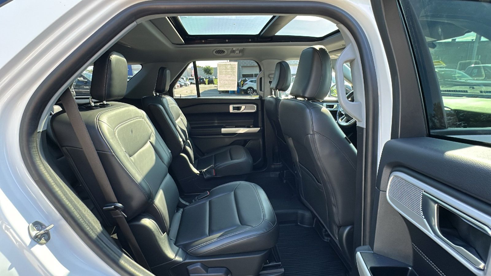 Used 2022 Ford Explorer XLT w/ Equipment Group 202A AWD/4WD image 26