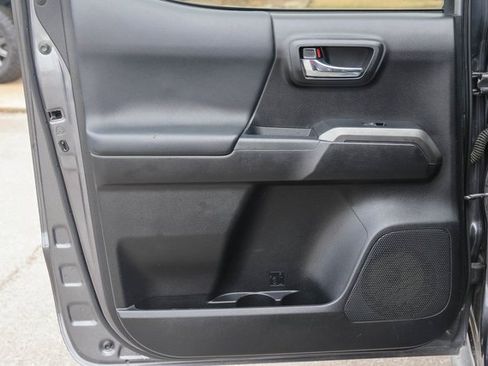 Used 2019 Toyota Tacoma TRD Sport image 11