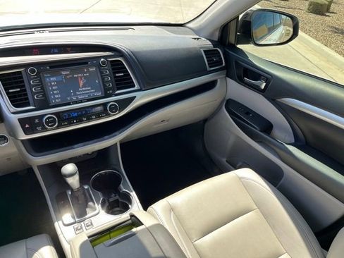 Used 2019 Toyota Highlander XLE FWD image 10