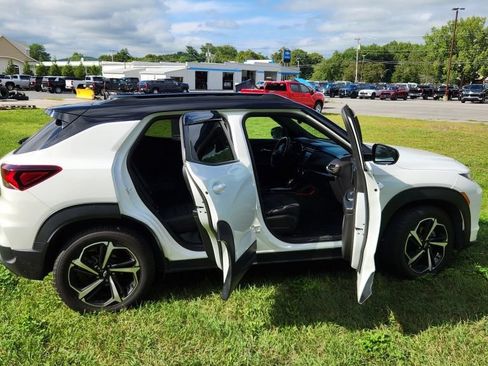 Used 2022 Chevrolet TrailBlazer RS w/ Technology Package FWD image 11