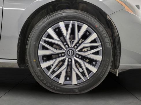 Used 2025 Nissan Altima 2.5 SV FWD image 3