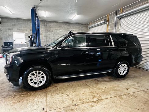 Used 2019 GMC Yukon XL SLT image 3